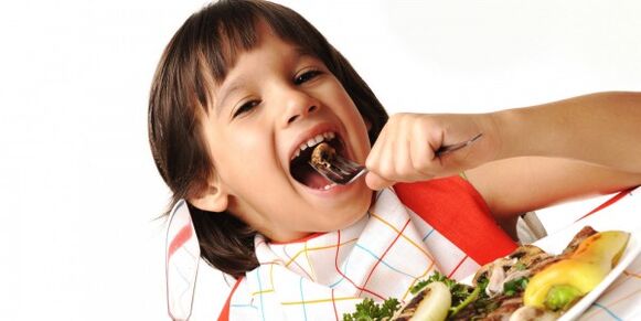 dziecko spożywa warzywa na diecie z zapaleniem trzustki