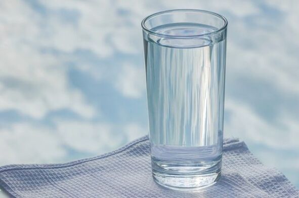 szklanka wody na leniwą dietę