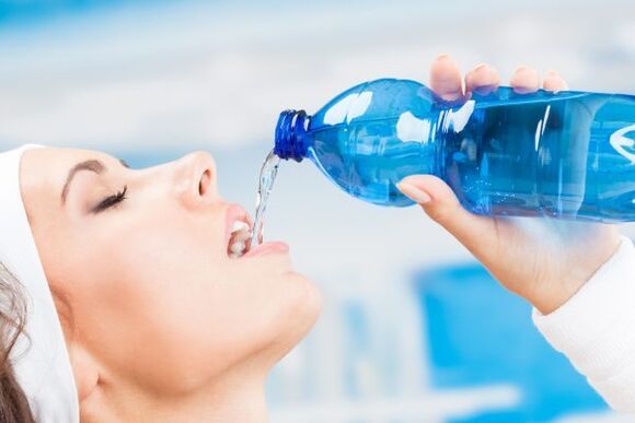 Pijąc dużo wody, możesz pozbyć się 5 kg nadwagi w ciągu tygodnia